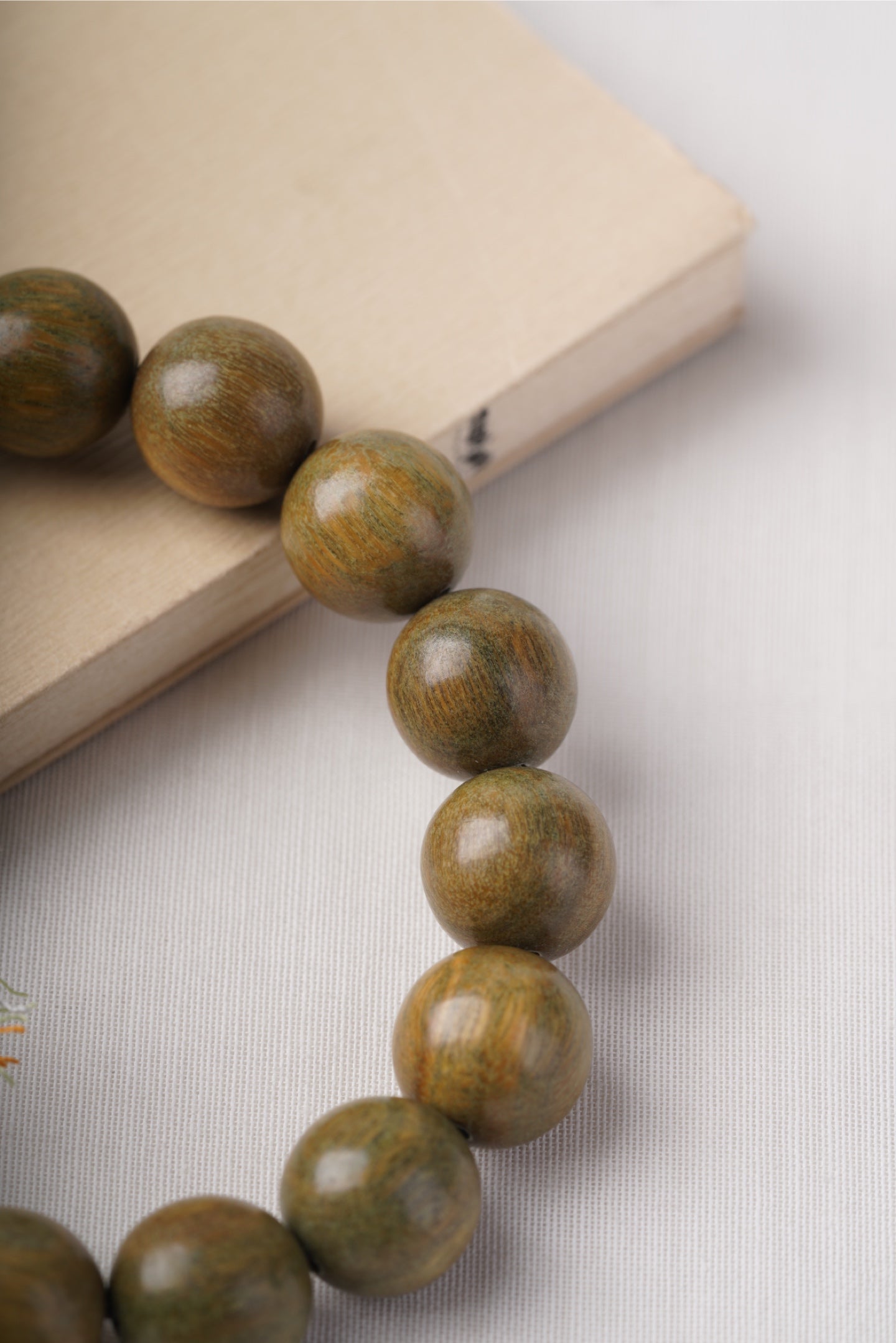 Prosperity & Balance – Green Sandalwood Maneki-Neko Bracelet