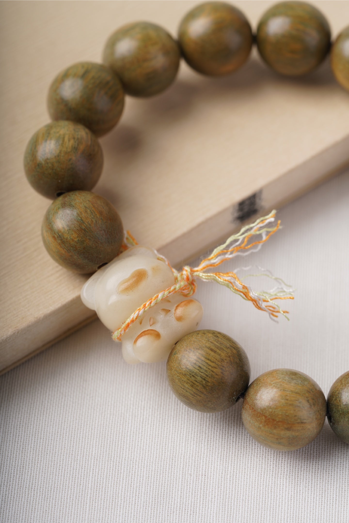 Prosperity & Balance – Green Sandalwood Maneki-Neko Bracelet