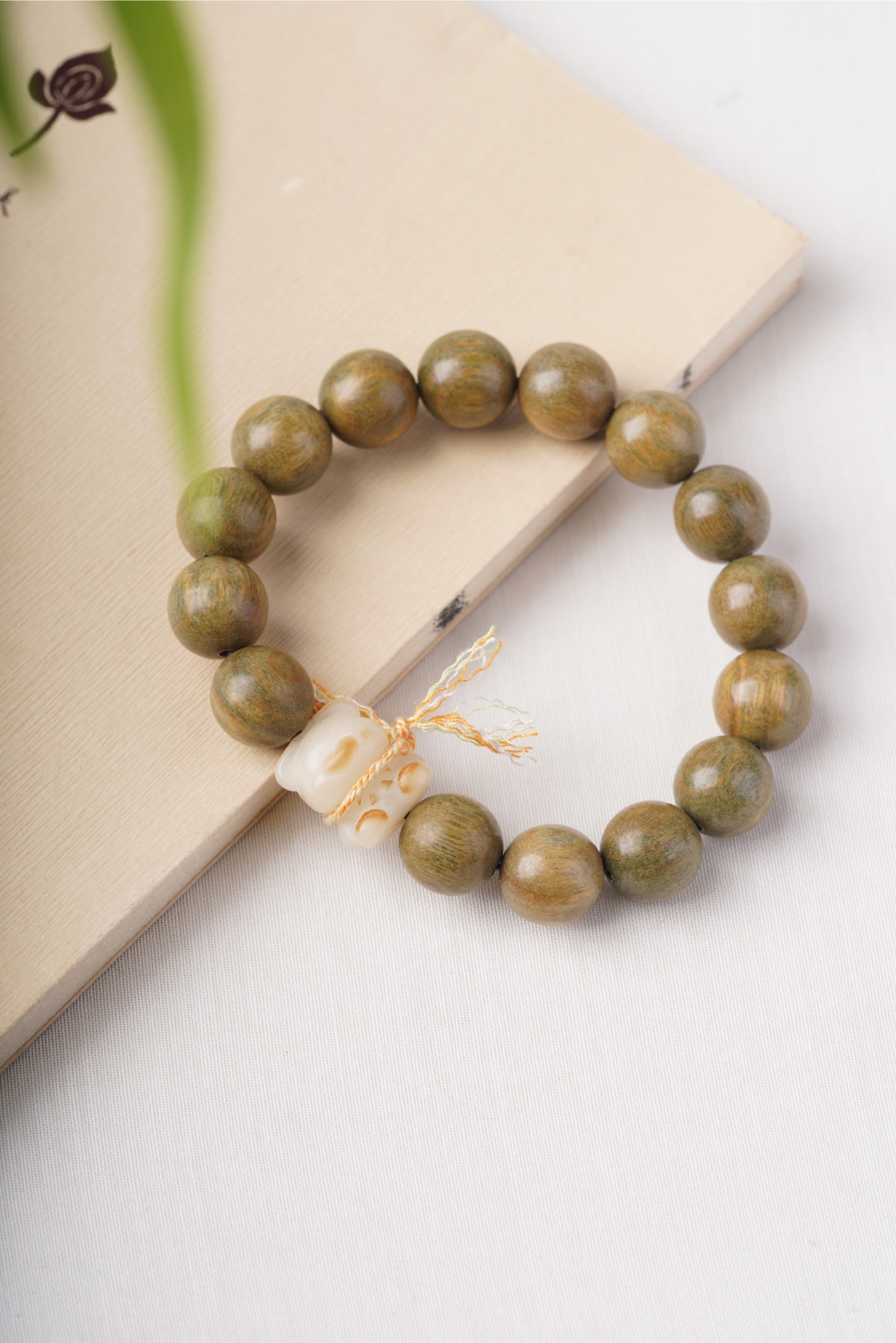 Prosperity & Balance – Green Sandalwood Maneki-Neko Bracelet