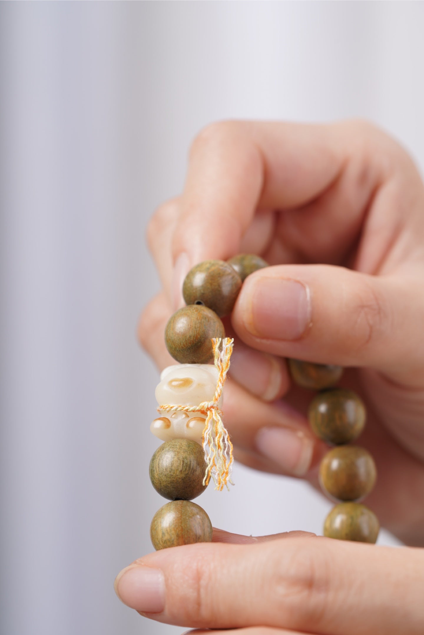 Prosperity & Balance – Green Sandalwood Maneki-Neko Bracelet