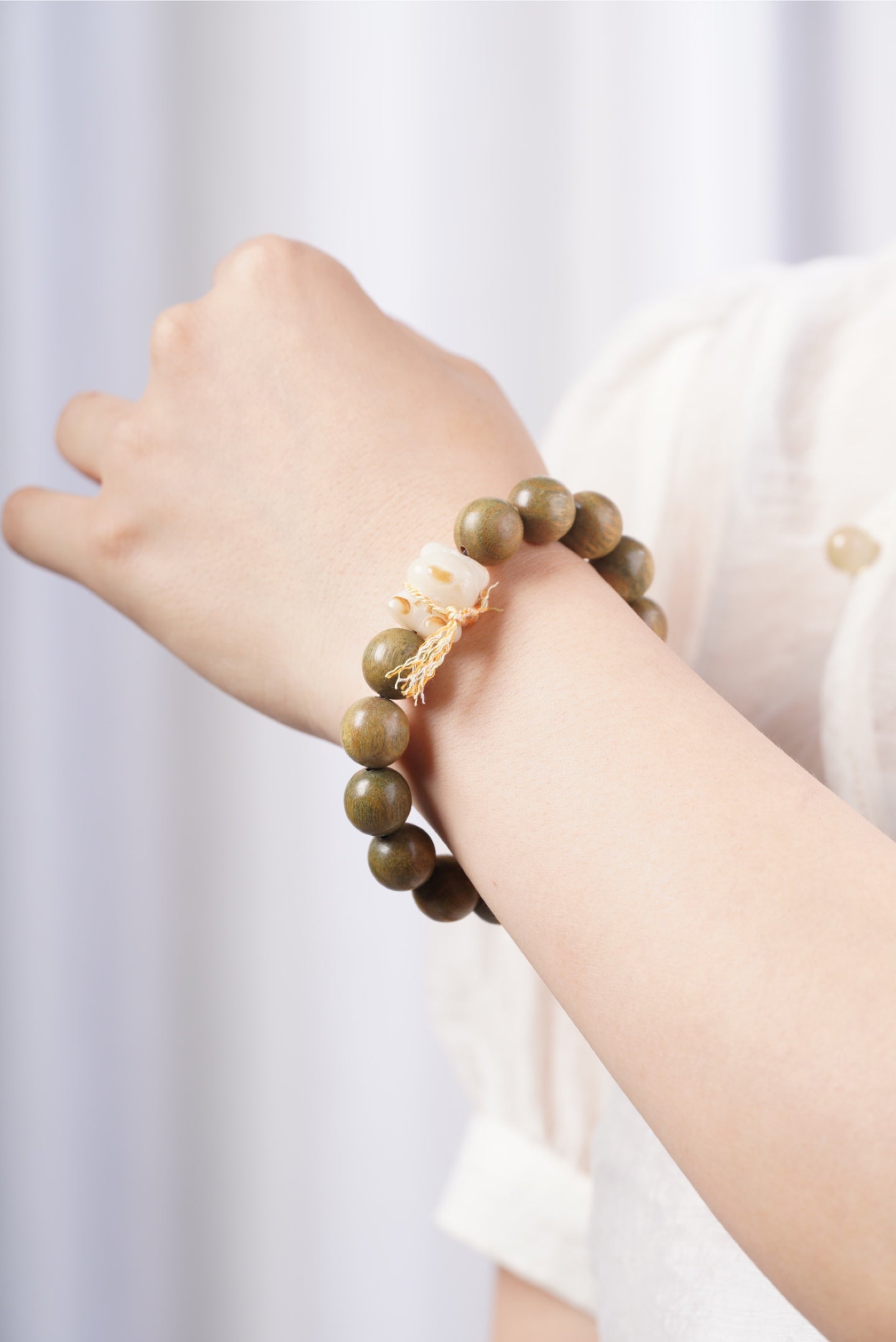 Prosperity & Balance – Green Sandalwood Maneki-Neko Bracelet